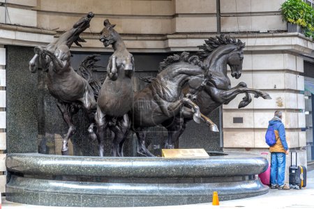 Téléchargez les photos : LONDRES, GRANDE-BRETAGNE - 12 MAI 2014 : Sculpture en bronze des quatre chevaux du Dieu grec du Soleil - Hélios : Aéthon, Eous, Phlégon et Pyrois. - en image libre de droit