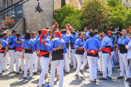 Téléchargez les photos : GIRONA, ESPAGNE - 14 MAI 2017 : Une équipe de castelliers non identifiés se prépare pour le spectacle traditionnel lors du Festival des fleurs. - en image libre de droit