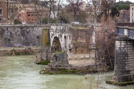 Foto de ROMA, ITALIA - 10 DE MARTE DE 2023: Este es el único tramo sobreviviente del antiguo Puente Romano Emilio de piedra sobre el río Tíber (siglo II a.C.)). - Imagen libre de derechos