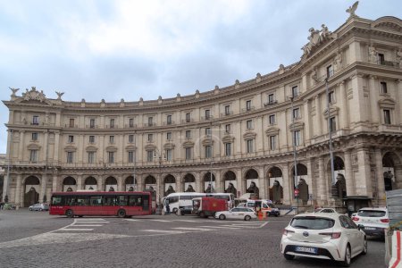 Téléchargez les photos : ROME, ITALIE - 10 MARS 2023 : C'est l'un des palazzos semi-circulaires avec galeries sur la Place de la République construit par l'architecte Gaetano Koch à la fin du 19ème siècle. - en image libre de droit