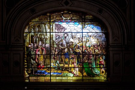 Téléchargez les photos : FECAMP, FRANCE - 1 SEPTEMBRE 2019 : Il s'agit d'un vitrail avec la scène d'accueil du roi François Ier au monastère bénédictin dans les locaux du palais bénédictin éclectique. - en image libre de droit