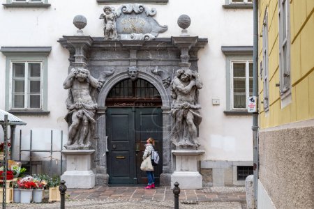 Téléchargez les photos : LJUBLJANA, SLOVÉNIE - 7 MARS 2023 : Portail baroque du bâtiment du Séminaire théologique. - en image libre de droit