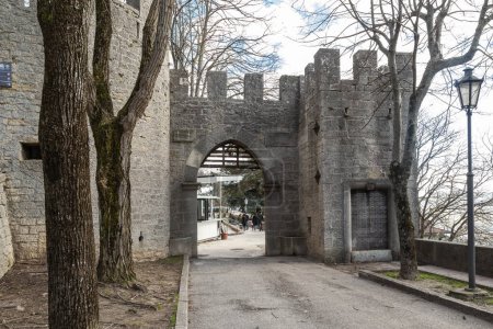 Foto de SAN MARINO, SAN MARINO - 11 DE MARZO DE 2023: Esta es la puerta de la fortaleza en las murallas de la ciudad. - Imagen libre de derechos