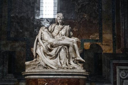 Téléchargez les photos : ROME, VATICAN - 9 MARS 2023 : C'est la sculpture Pieta (Michel-Ange) dans la basilique Saint-Pierre. - en image libre de droit