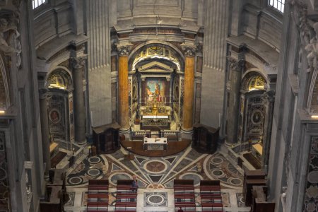 Téléchargez les photos : ROME, VATICAN - 9 MARS 2023 : C'est le transept gauche de la basilique Saint-Pierre avec l'autel de saint Joseph. - en image libre de droit