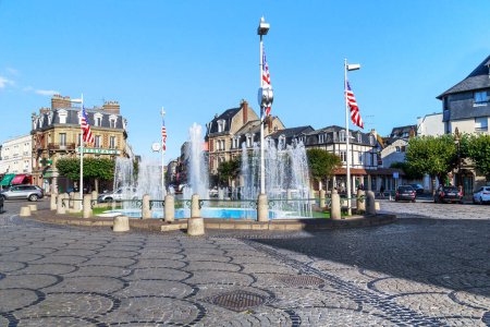 Foto de DEAUVILLE, FRANCIA - 1 DE SEPTIEMBRE DE 2019: Esta es una fuente en la Plaza Morny, decorada con banderas estadounidenses con motivo del aniversario de los desembarcos en Normandía. - Imagen libre de derechos