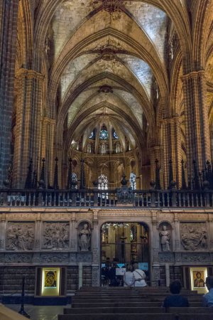 Téléchargez les photos : BARCELONE, ESPAGNE - 12 MAI 2017 : Ce sont les arcs de la nef principale de la cathédrale. - en image libre de droit