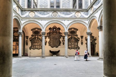 Téléchargez les photos : FLORENCE, ITALIE - 12 SEPTEMBRE 2018 : C'est la cour intérieure de Michelozzo dans le Palais des Médicis Riccardi. - en image libre de droit