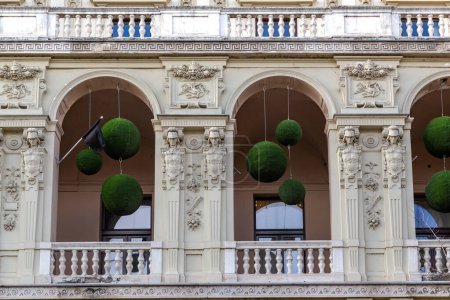 Téléchargez les photos : BUDAPEST, HONGRIE - 13 MARS 2023 : Il s'agit d'un fragment de la façade avec logia de style néo-baroque de l'une des maisons de l'avenue Andrassy, inscrite au patrimoine mondial de l'UNESCO. - en image libre de droit