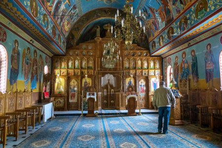 Foto de DORNA ARNI, RUMANIA - 1 DE MAYO DE 2023: Este es el interior de la iglesia del monasterio ortodoxo contemporáneo. - Imagen libre de derechos