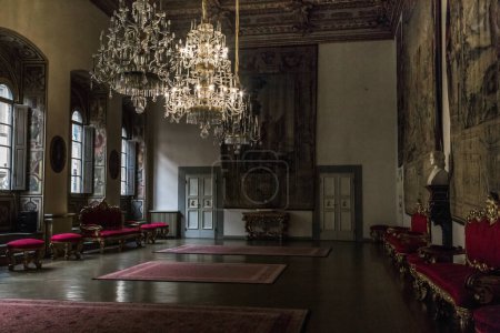 Téléchargez les photos : FLORENCE, ITALIE - 13 SEPTEMBRE 2018 : C'est l'intérieur d'une des salles du Palais Renaissance Médicis Riccardi. - en image libre de droit