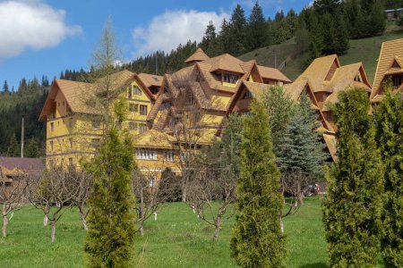 Foto de DORNA ARINI, RUMANIA - 1 DE MAYO DE 2023: Se trata de modernos edificios monásticos de madera estilizada en el territorio de un monasterio ortodoxo contemporáneo. - Imagen libre de derechos