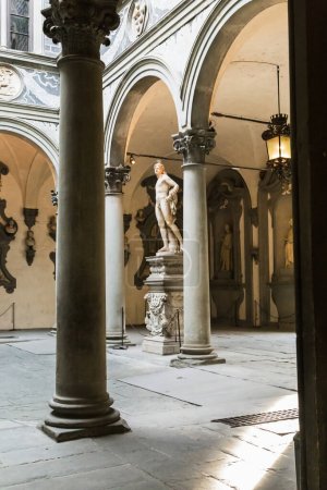 Téléchargez les photos : FLORENCE, ITALIE - 12 SEPTEMBRE 2018 : Il s'agit d'un fragment de la cour intérieure de Michelozzo dans le Palais des Médicis Riccardi. - en image libre de droit