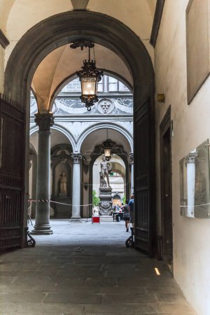 Téléchargez les photos : FLORENCE, ITALIE - 12 SEPTEMBRE 2018 : Il s'agit d'un passage vers la cour intérieure de Michelozzo dans le Palais des Médicis Riccardi. - en image libre de droit
