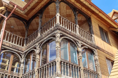 Téléchargez les photos : DORNA ARINI, ROUMANIE - 1er MAI 2023 : Il s'agit d'un fragment d'un bâtiment monastique moderne en bois stylisé sur le territoire d'un monastère orthodoxe contemporain. - en image libre de droit