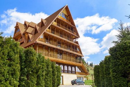 Foto de DORNA ARINI, RUMANIA - 1 DE MAYO DE 2023: Se trata de modernos edificios de madera estilizada en el territorio de un monasterio ortodoxo contemporáneo. - Imagen libre de derechos