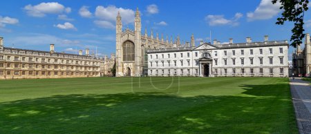Téléchargez les photos : CAMBRIDGE, GRANDE-BRETAGNE - 8 SEPTEMBRE 2014 : C'est la pelouse sur le dos du Kings College surplombant la chapelle et le Fellows Building
. - en image libre de droit