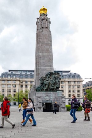 Foto de BRUSELAS, BÉLGICA - 10 DE MAYO DE 2013: Este es el monumento a la infantería belga que luchó valientemente en las guerras mundiales del siglo XX. - Imagen libre de derechos