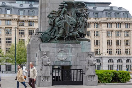 Téléchargez les photos : BRUXELLES, BELGIQUE - 10 MAI 2013 : Il s'agit d'un fragment du monument à l'infanterie belge qui a combattu courageusement dans les guerres mondiales du XXe siècle. - en image libre de droit