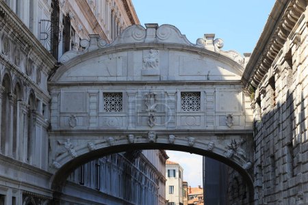 Téléchargez les photos : VENISE, ITALIE - 18 MAI 2018 : C'est le célèbre Pont des Soupirs, qui relie le Palais des Doges et la Nouvelle Prison. - en image libre de droit