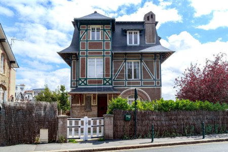 Téléchargez les photos : DINARD, FRANCE - 3 SEPTEMBRE 2019 : C'est l'un des cottages urbains dans un style traditionnel plus ancien. - en image libre de droit