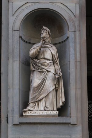 Téléchargez les photos : FLORENCE, ITALIE - 18 SEPTEMBRE 2018 : Il s'agit de la statue du poète Francesco Petrarca, une des statues qui ornent le bâtiment de la Galerie des Offices. - en image libre de droit