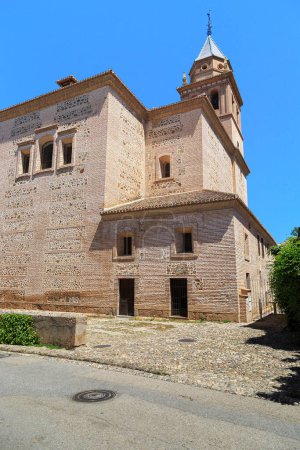 Téléchargez les photos : GRANADA, ESPAGNE - 20 MAI 2023 : C'est l'église de Santa Maria de la Alhambra, construite sur le site d'une ancienne mosquée au XVIIe siècle. - en image libre de droit