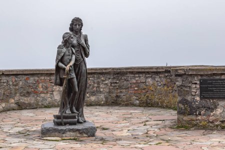 Téléchargez les photos : MUKACHEVO, UKRAINE - 5 MARS 2023 : Monument à Ilona Zrinya et son fils Ferenc II Rakoczi sur l'un des bastions du château de Palanok. - en image libre de droit