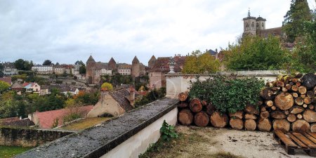 Téléchargez les photos : SEMUR-EN-AUXOIS, FRANCE - 10 OCTOBRE 2023 : Vue sur les tours de l'ancien château de la vieille ville depuis la cour de l'une des maisons. - en image libre de droit