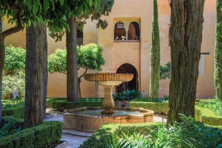 Foto de GRANADA, ESPAÑA - 20 DE MAYO DE 2017: Se trata de un fragmento de los Jardines interiores de Daraxa en el Palacio Nazarí de la Alhambra. - Imagen libre de derechos
