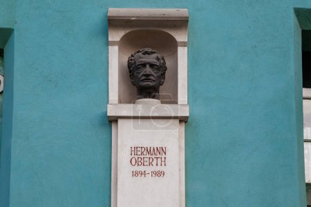 Foto de SIGHISOARA, RUMANIA - 2 DE MAYO DE 2023: Este es el monumento al científico Hermann Oberth, nativo de la ciudad. - Imagen libre de derechos