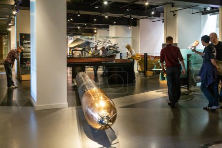 Téléchargez les photos : LONDRES, GRANDE-BRETAGNE - 19 SEPTEMBRE 2014 : Des visiteurs non identifiés examinent l'exposition navale dans l'une des salles du Musée militaire impérial. - en image libre de droit