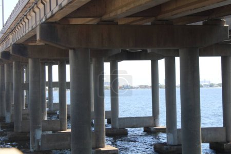 Téléchargez les photos : Sous un pont dans la ville de Pensacola Beach en Floride - en image libre de droit