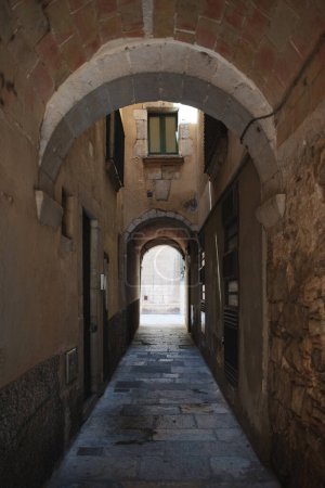 Foto de Antigua calle gótica de Girona, Cataluña, España. Luz diurna, agudeza selectiva - Imagen libre de derechos