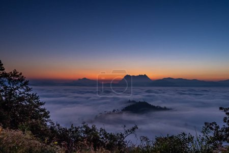 Foto de Majestuosa vista de Doi Luang Chiang Dao en el norte de Tailandia, la tercera montaña más alta de Tailandia, vista con hermosas nubes dramáticas y cielo colorido - Imagen libre de derechos