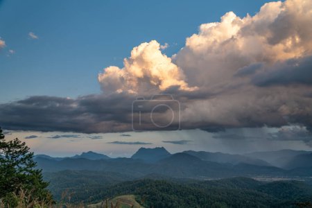Foto de Majestuosa vista de Doi Luang Chiang Dao en el norte de Tailandia, la tercera montaña más alta de Tailandia, vista con hermosas nubes dramáticas y cielo colorido - Imagen libre de derechos