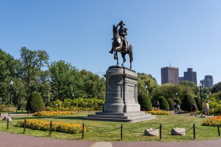 Foto de Boston, EE.UU. - 01 de septiembre de 2023 - Estatua de George Washington en el Jardín Público de Boston - Imagen libre de derechos