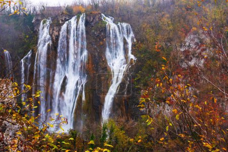 Grande cascade dans le parc national de Plitvice en Croatie un jour d'automne, feuillage jaune et eau turquoise. Photo de voyage