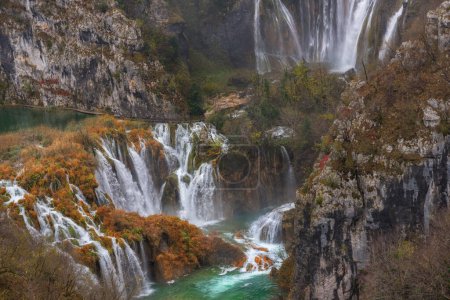 Foto de Paisaje de otoño. Cascadas, ríos y lagos en cascadas en Croacia. Lagos Plitvice en azul a verde, gris o azul en el Parque Nacional - Imagen libre de derechos