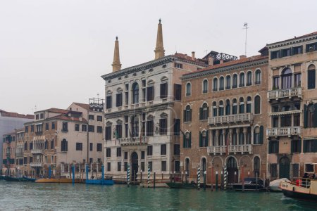 Téléchargez les photos : Grand Canal dans la ville flottante de Venise est le lieu touristique le plus populaire. Style de bâtiment vénitien - en image libre de droit