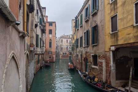 Téléchargez les photos : Petits canaux à Venise, Italie. Vie entre les bâtiments, les canaux et les ponts. Photo de voyage - en image libre de droit