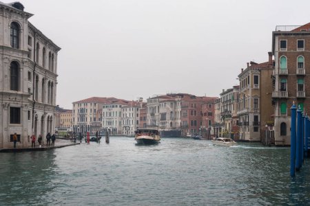 Téléchargez les photos : Venise, Italie. Le Grand Canal est le lieu touristique le plus populaire. Architecture ancienne, palais Renaissance et temples gothiques - en image libre de droit