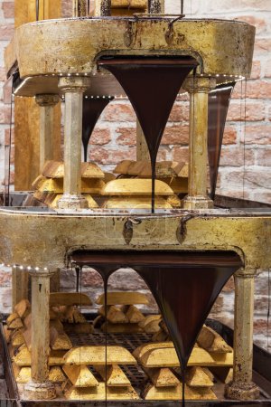 Foto de Culinario en Venecia, Italia. Tentación de chocolate. Caídas y cascadas de chocolate en la tienda de choco - Imagen libre de derechos