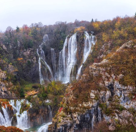 Las cascadas más grandes del Parque Nacional de los Lagos de Plitvice en Croacia. Paisaje otoñal