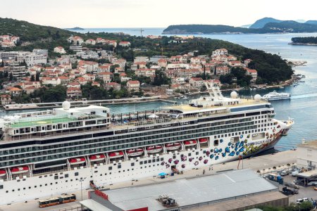 Foto de Sea travel on the Adriatic Sea. Sea landscape in Croatia, Dubrovnik. Commanding panoramic views of the pearl of the Adriatic - Imagen libre de derechos