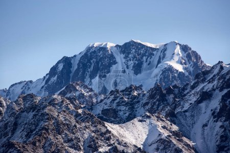 Téléchargez les photos : Talgar pic 5017 m. La plus haute montagne de la région d'Almaty. - en image libre de droit
