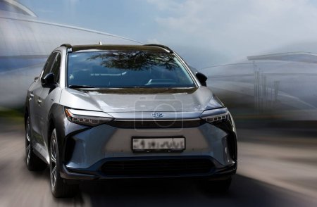 Téléchargez les photos : Toyota voiture électrique sur un fond flou mouvement. - en image libre de droit