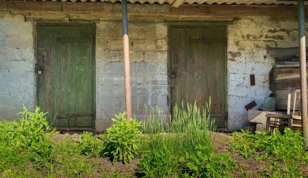 Téléchargez les photos : Ancienne maison rurale, sous le soleil d'été - en image libre de droit