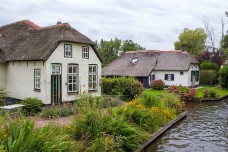 Téléchargez les photos : GIETHOORN, PAYS-BAS - Côté typique du comté néerlandais de maisons et jardins - en image libre de droit