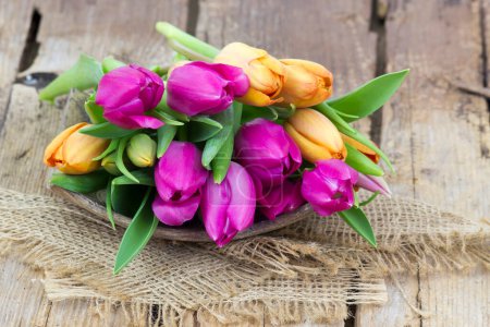 Téléchargez les photos : Tulipes colorées sur fond en bois - gros plan - en image libre de droit